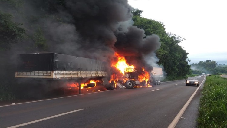 VÍDEO: Rapaz morre carbonizado após bater na traseira de caminhão conduzido pelo próprio pai - News Rondônia