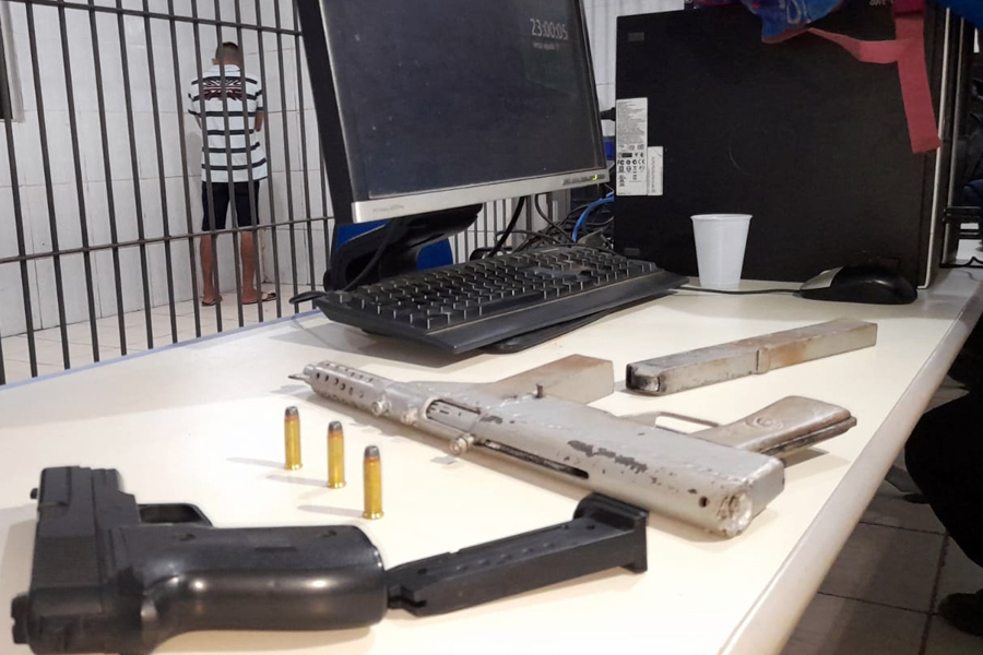 ARMADO: Suspeito de é preso com metralhadora caseira em veículo na zona leste - News Rondônia