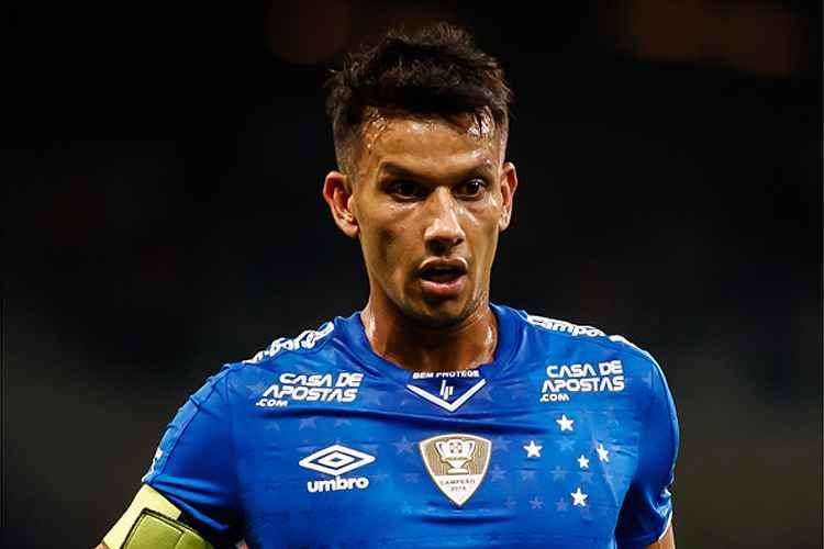 Henrique, do Cruzeiro, cai com carro em penhasco que tem 200 metros de altura e é levado para hospital - News Rondônia