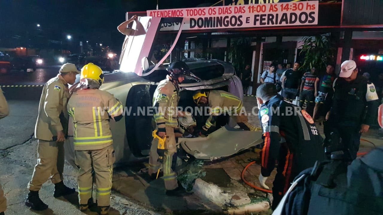 ATUALIZADA: MOTORISTA AVANÇA PREFERENCIAL E CAPOTA AO SER ATINGIDO POR CARRO - News Rondônia