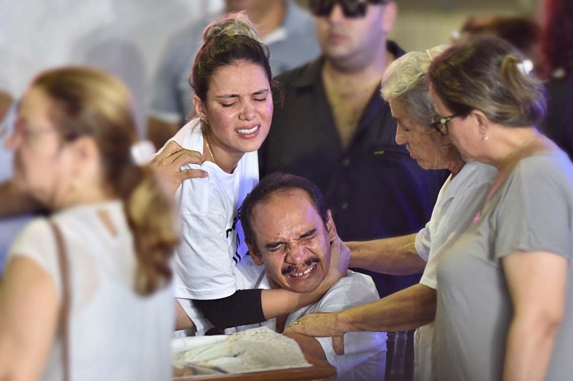 NAMORADA DE GABRIEL DINIZ SE EMOCIONA DURANTE VELÓRIO DO CANTOR E SE SENTE MAL - News Rondônia