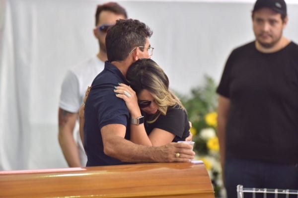 NAMORADA DE GABRIEL DINIZ SE EMOCIONA DURANTE VELÓRIO DO CANTOR E SE SENTE MAL - News Rondônia