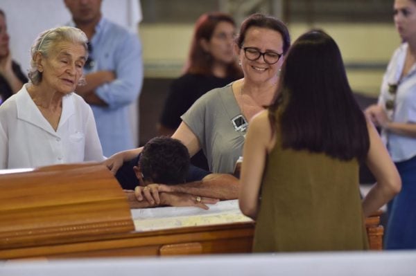 NAMORADA DE GABRIEL DINIZ SE EMOCIONA DURANTE VELÓRIO DO CANTOR E SE SENTE MAL - News Rondônia
