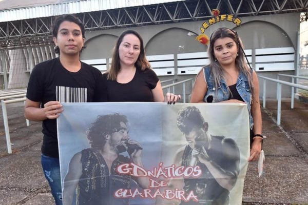 NAMORADA DE GABRIEL DINIZ SE EMOCIONA DURANTE VELÓRIO DO CANTOR E SE SENTE MAL - News Rondônia