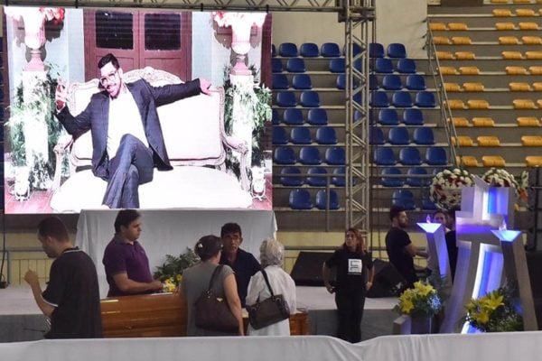 NAMORADA DE GABRIEL DINIZ SE EMOCIONA DURANTE VELÓRIO DO CANTOR E SE SENTE MAL - News Rondônia