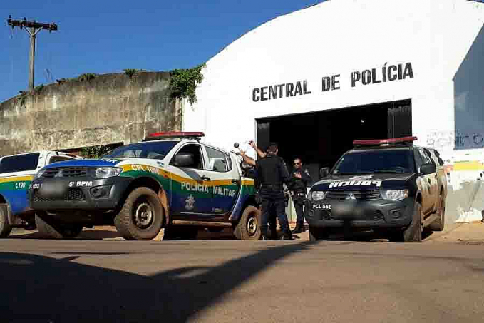 APANHOU - Suspeito pego furtando loja desativada é espancado pela população no centro - News Rondônia