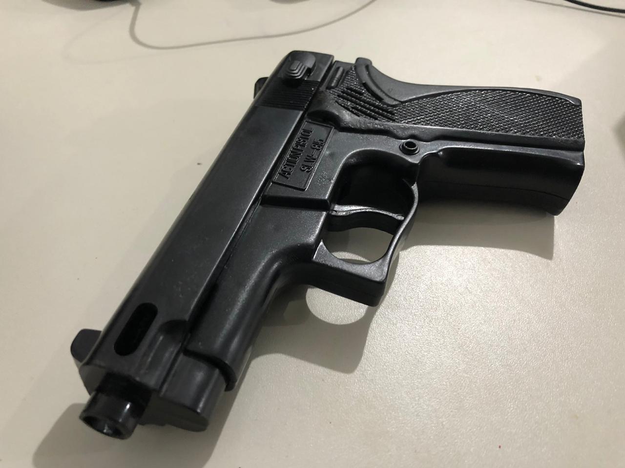 Polícia evita assaltos e prende dupla com Moto roubada e pistola de brinquedo - News Rondônia