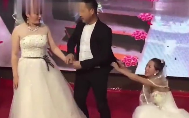 MULHER INVADE CASAMENTO DO EX-NAMORADO VESTIDA DE NOIVA E PEDE MAIS UMA CHANCE - VEJA VÍDEO - News Rondônia