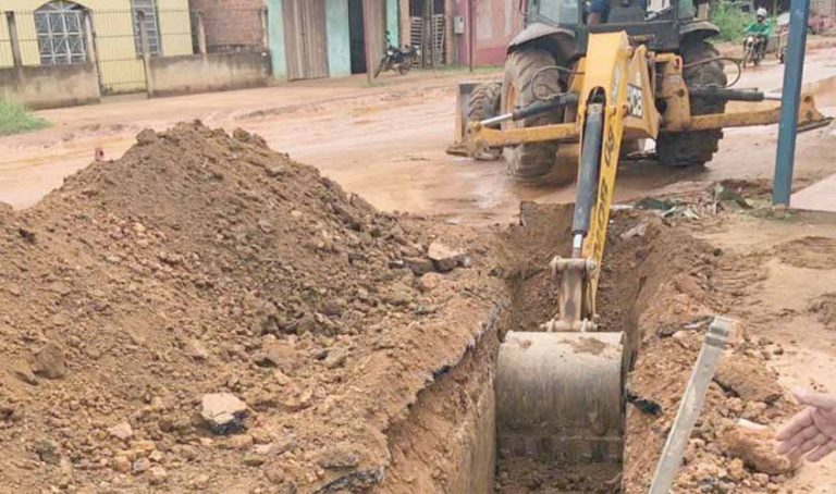 RUA PETROLINA: APÓS COBRANÇAS DE VEREADORA ADA DANTAS, OBRAS SÃO RETOMADAS PELA PREFEITURA - News Rondônia