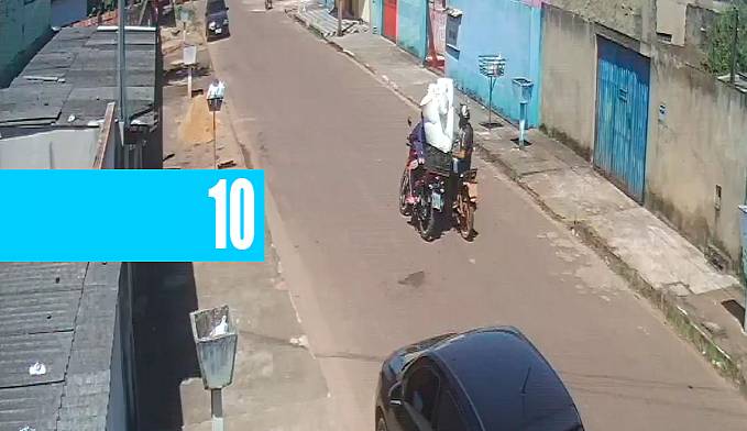 Câmeras de segurança flagram momento em que ladrão rouba bolsa de mulher e ainda tenta derrubá-la de moto - News Rondônia