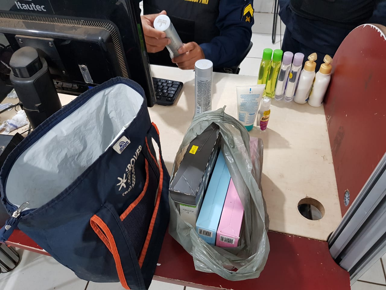 MULHER É PRESA APÓS SE PASSAR POR CRIANÇA E FAZER ARRASTÃO EM MERCADOS - News Rondônia