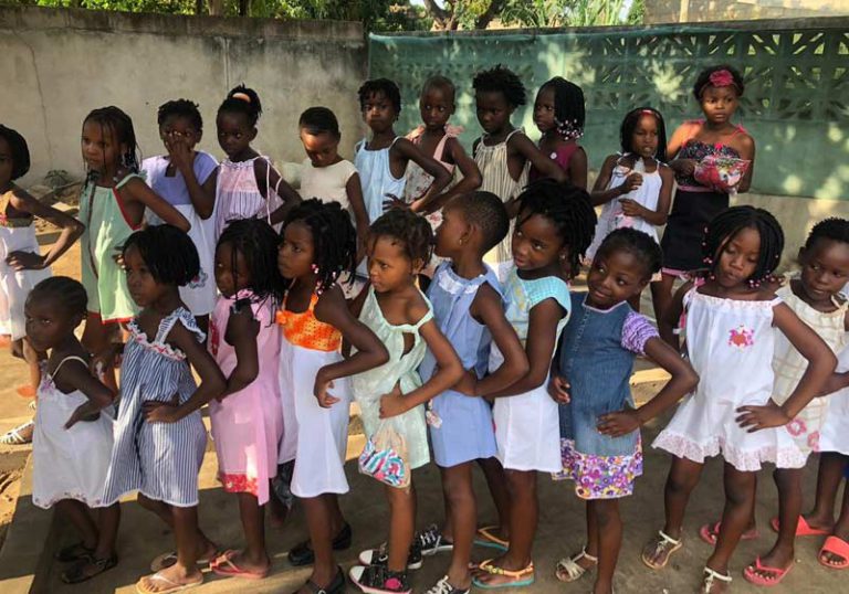 ELES TRANSFORMAM TECIDOS USADOS EM ROUPAS PARA CRIANÇAS CARENTES - News Rondônia