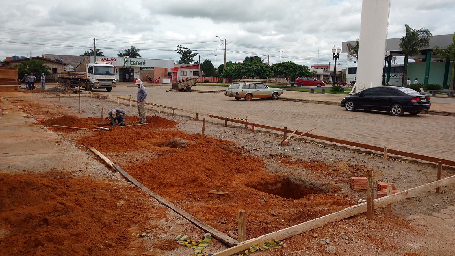 PREFEITURA DE CEREJEIRAS CONSTRÓI MODERNO PONTO DE TÁXI E MOTO TÁXI COM RECURSO LIBERADO PELO DEPUTADO LUIZINHO GOEBEL - News Rondônia