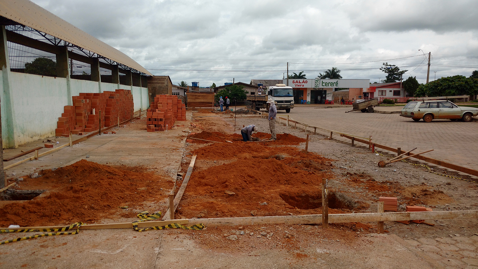 PREFEITURA DE CEREJEIRAS CONSTRÓI MODERNO PONTO DE TÁXI E MOTO TÁXI COM RECURSO LIBERADO PELO DEPUTADO LUIZINHO GOEBEL - News Rondônia