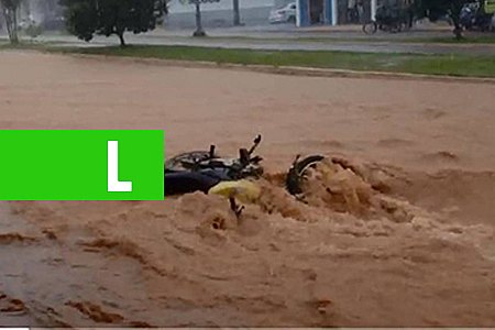 TEMPORAL ALAGA RUAS, ARRASTA VEÍCULOS E FAZ 'CASCATA' JORRAR EM PRÉDIO DA CIRETRAN EM VILHENA - News Rondônia