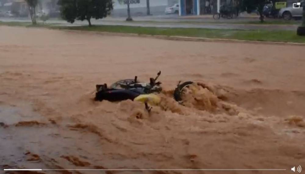 TEMPORAL ALAGA RUAS, ARRASTA VEÍCULOS E FAZ 'CASCATA' JORRAR EM PRÉDIO DA CIRETRAN EM VILHENA - News Rondônia