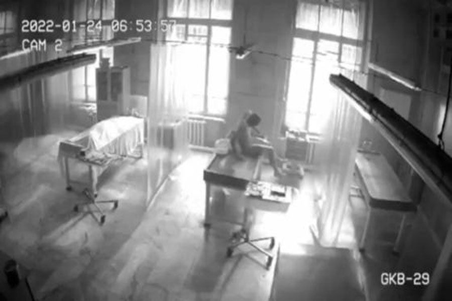 VÍDEO - Cadáver levanta em necrotério e câmera flagra tudo - News Rondônia