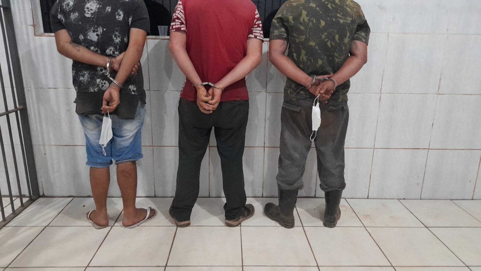 EM CANA: Polícia recebe denúncia e prende trio furtando peças da Caerd em Hilux - News Rondônia