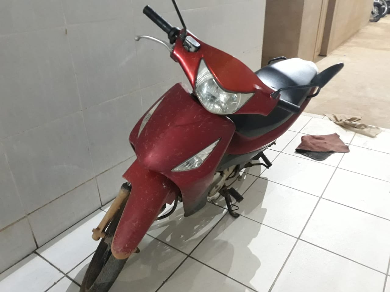POLÍCIA PRENDE DUPLA SUSPEITA DE ASSALTOS COM MOTO ROUBADA NA ZONA LESTE - News Rondônia
