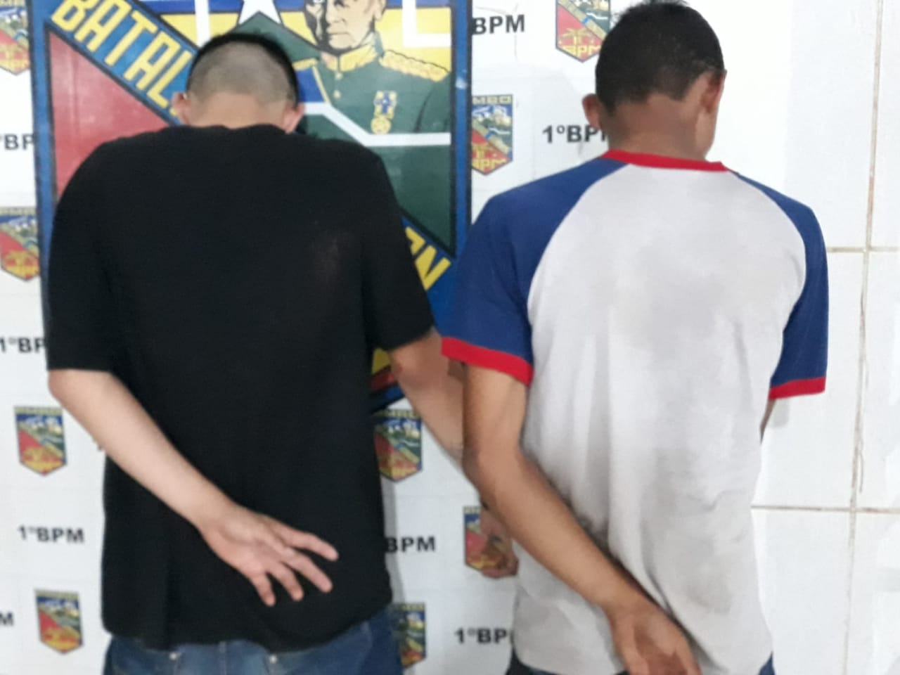 POLÍCIA PRENDE DUPLA SUSPEITA DE ASSALTOS COM MOTO ROUBADA NA ZONA LESTE - News Rondônia
