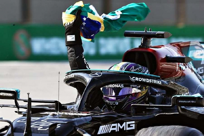 Lewis Hamilton levanta bandeira do Brasil e dedica vitória a Senna - News Rondônia
