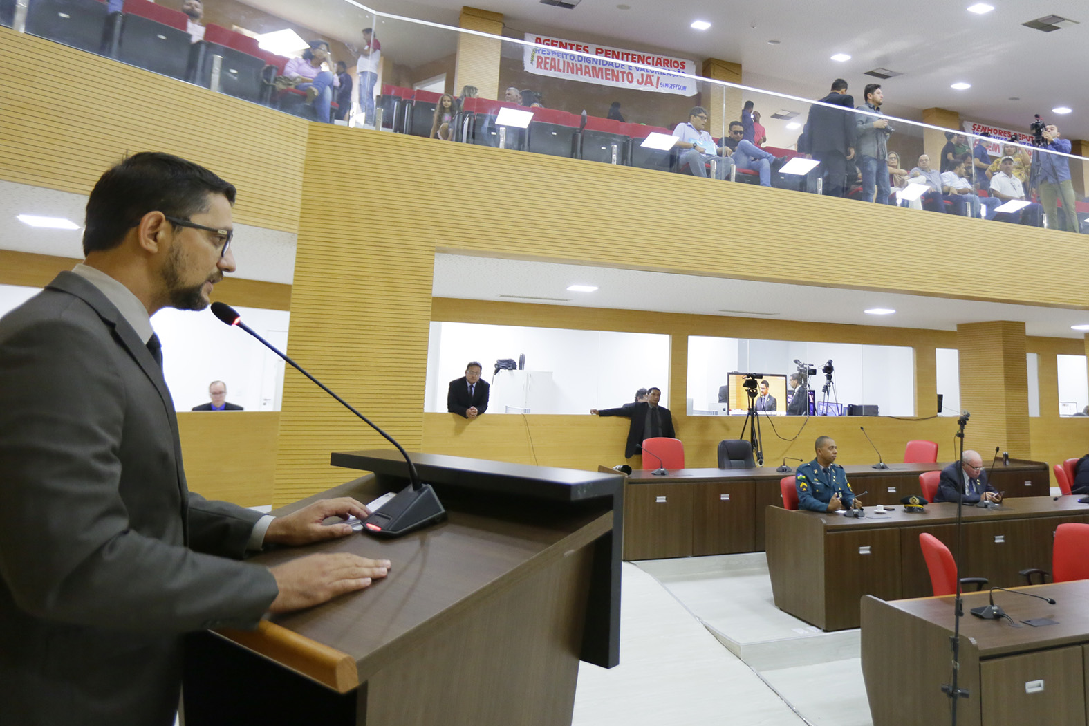 DEPUTADO ANDERSON COBRA DO EXECUTIVO CUMPRIMENTO DE ACORDO JUDICIAL COM AGENTES PENITENCIÁRIOS E O RETORNO DE POLICIAIS MILITARES PARA AS RUAS - News Rondônia