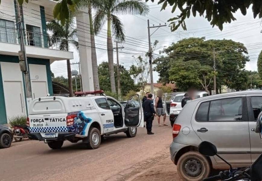 Em plena luz do dia, servidor da prefeitura de Chupinguaia é detido com maconha e rapé no centro de Vilhena - News Rondônia