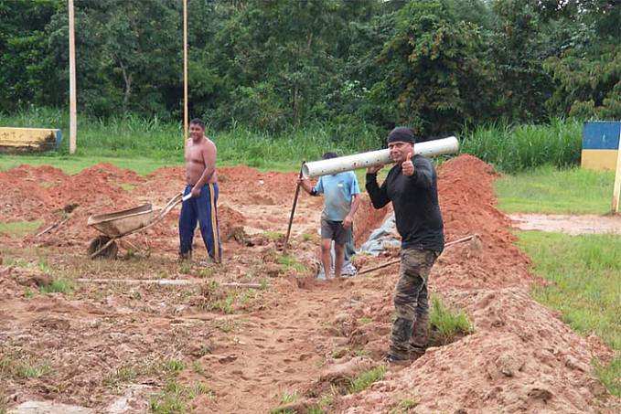 Vereador Valtinho Canuto realiza drenagem no campo de futebol do bairro triângulo - News Rondônia
