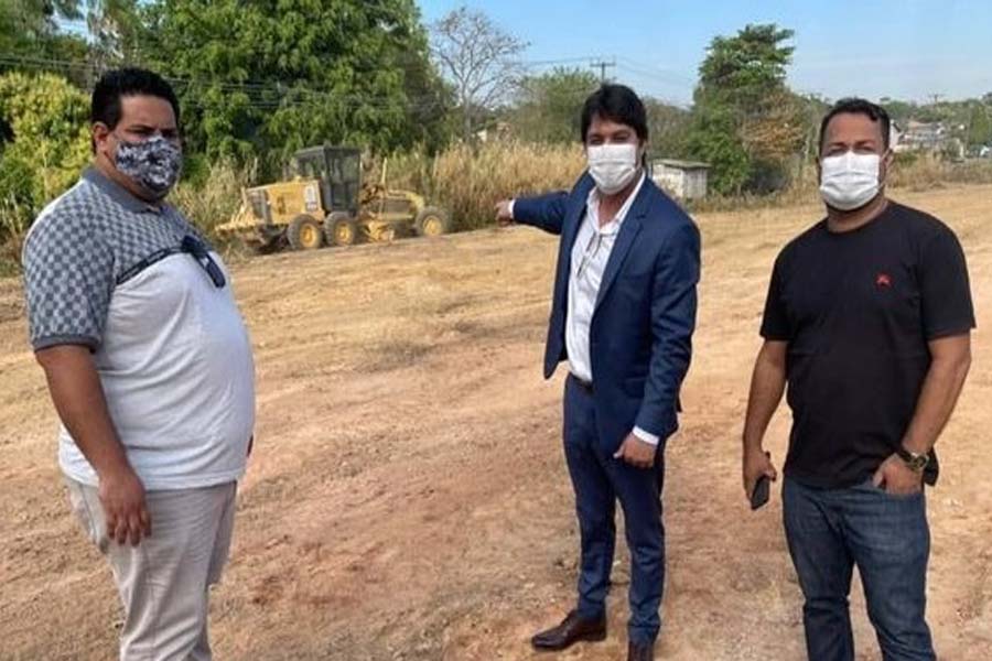 Vereador Raí Ferreira acompanha limpeza realizada pela equipe da SEMUSB no campo AFA - News Rondônia