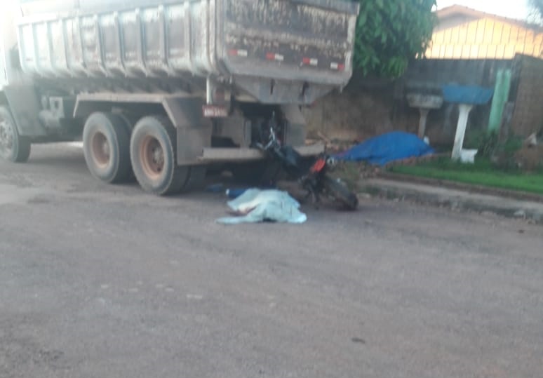 JOVEM MORRE APÓS COLIDIR MOTOCICLETA NA TRASEIRA DE CAMINHÃO ESTACIONADO EM ALTA FLORESTA - News Rondônia