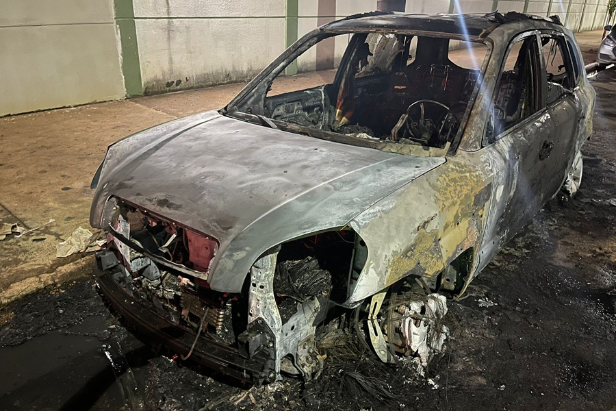 ASSISTA: Carro é incendiado por dupla em moto na zona sul - News Rondônia