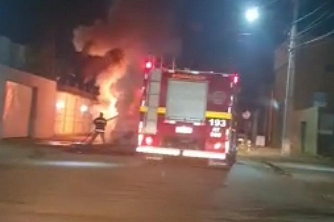 ASSISTA: Carro é incendiado por dupla em moto na zona sul - News Rondônia