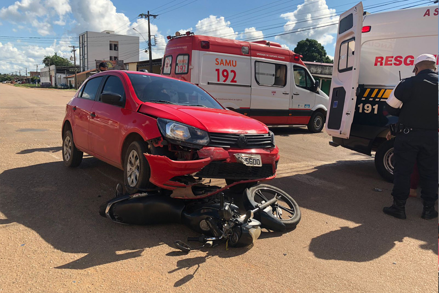 Motociclista fica gravemente ferida após ser atingida por carro que avançou preferencial - News Rondônia
