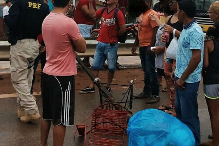 BR-364 TEM TRÁFEGO LIBERADO APÓS PROTESTO DE MORADORES DO BAIRRO SANTO AFONSO EM RIO BRANCO - News Rondônia