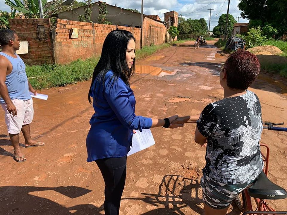 CRISTIANE LOPES RETORNA AO BAIRRO MARINGÁ PARA COBRAR SOLUÇÃO PARA OS PROBLEMAS - News Rondônia
