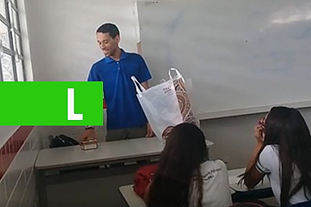 ALUNOS ARRECADAM DINHEIRO PARA PROFESSOR CEARENSE QUE NÃO RECEBE SALÁRIO HÁ MAIS DE 2 MESES - VIDEO - News Rondônia