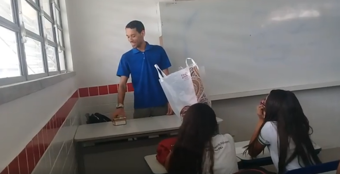 ALUNOS ARRECADAM DINHEIRO PARA PROFESSOR CEARENSE QUE NÃO RECEBE SALÁRIO HÁ MAIS DE 2 MESES - VIDEO - News Rondônia