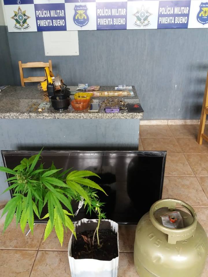 POLÍCIA MILITAR DE PIMENTA PRENDE ACUSADOS DE TRÁFICO DE ENTORPECENTE - News Rondônia