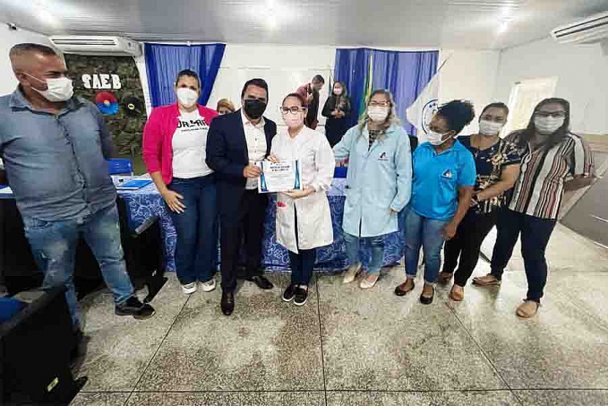 Vereador Edimilson Dourado homenageia servidores de Unidade de Saúde na zona sul - News Rondônia