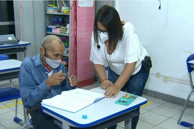 NUNCA É TARDE: Aos 102 anos, idoso volta à sala de aula e inspira alunos - News Rondônia