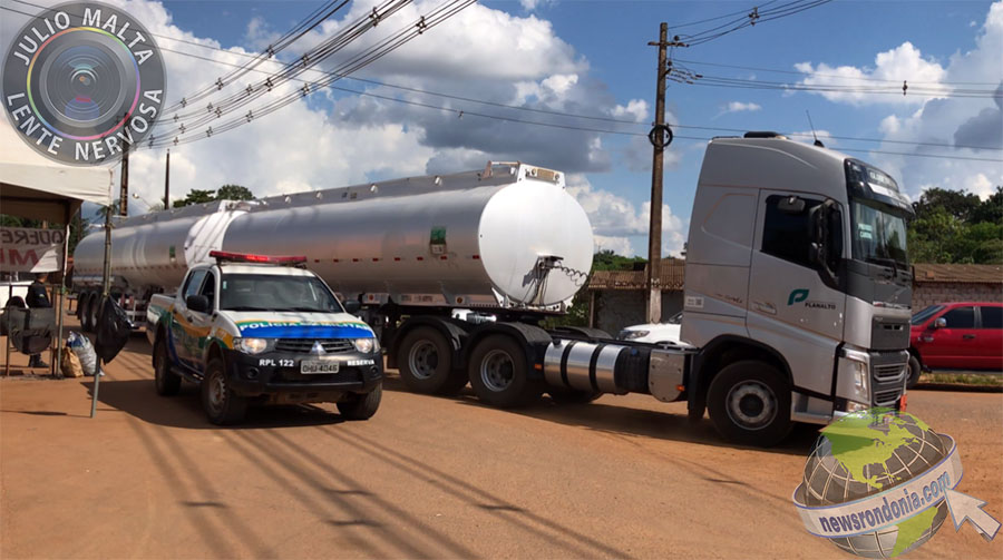 POLÍCIA MILITAR ESCOLTA CAMINHÕES NA ESTRADA DO BELMONT E GARANTE COMBUSTÍVEL PARA AVIÕES - News Rondônia
