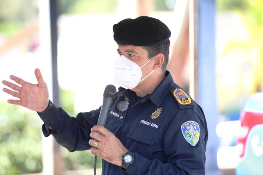 Cacoal  4º Batalhão de Polícia Militar recebe armamentos, equipamentos de informática, concede medalhas e diplomas - News Rondônia