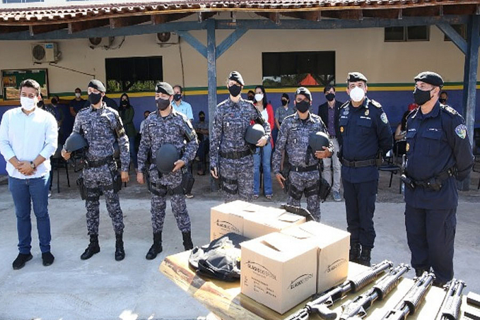 Cacoal  4º Batalhão de Polícia Militar recebe armamentos, equipamentos de informática, concede medalhas e diplomas - News Rondônia