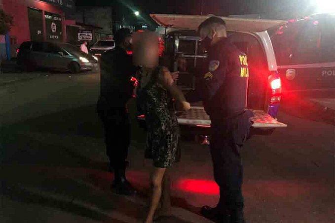 Polícia militar prende usuária de drogas após ela furtar celular em hotel - News Rondônia