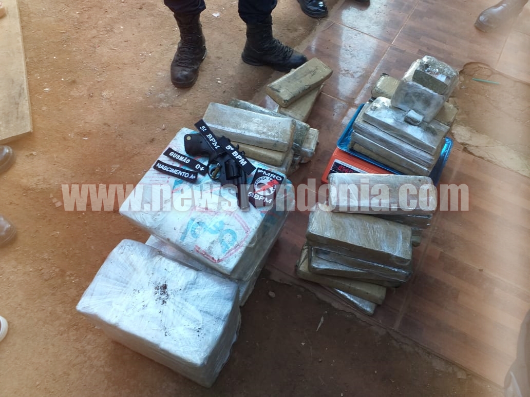 SARGENTO GUSMÃO ESTÁ DE VOLTA: POLÍCIA MILITAR FAZ APREENSÃO DE MAIS DE 50 KG DE MACONHA, ARMA E PRENDE SEIS PESSOAS (VÍDEO) - News Rondônia