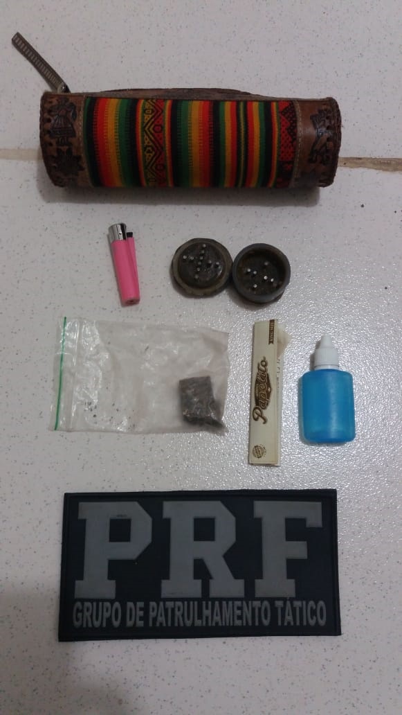 PRF FLAGRA CONDUTOR COM PORÇÃO DE DROGA EM ARIQUEMES - News Rondônia