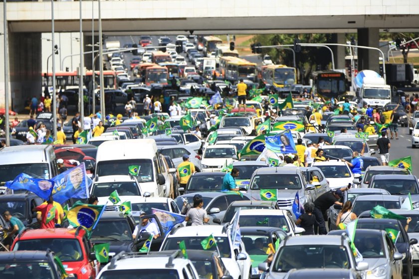 CARREATA EM APOIO A BOLSONARO OCUPA A ESPLANADA DOS MINISTÉRIOS - News Rondônia