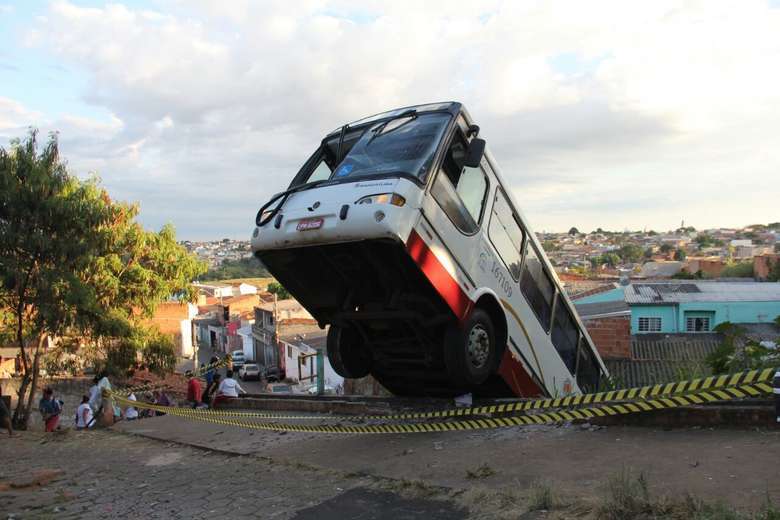ADOLESCENTE FURTA ÔNIBUS, DESPENCA SOBRE CASA E APANHA DE MORADORES - News Rondônia