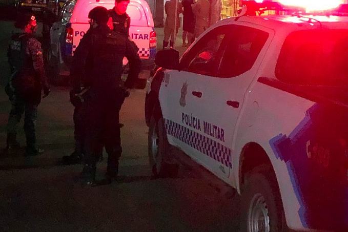 Bandidos em moto abordam vítima na porta da igreja e roubam dinheiro e documentos na capital - News Rondônia