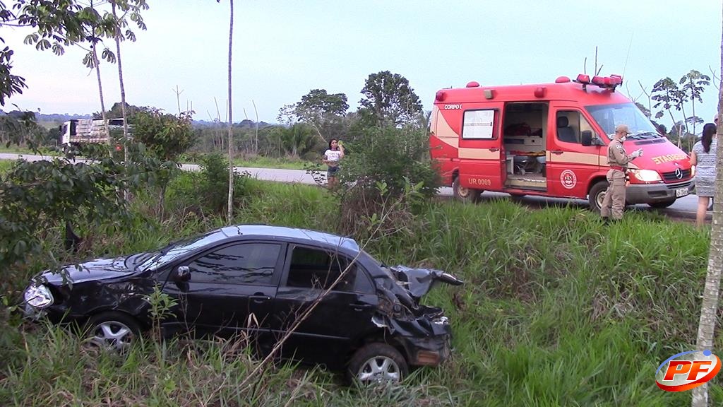 COROLLA É FECHADO POR CARRETA BOIADEIRA E CAPOTA COM FAMÍLIA NA RO-479, SENTIDO A ROLIM DE MOURA - News Rondônia
